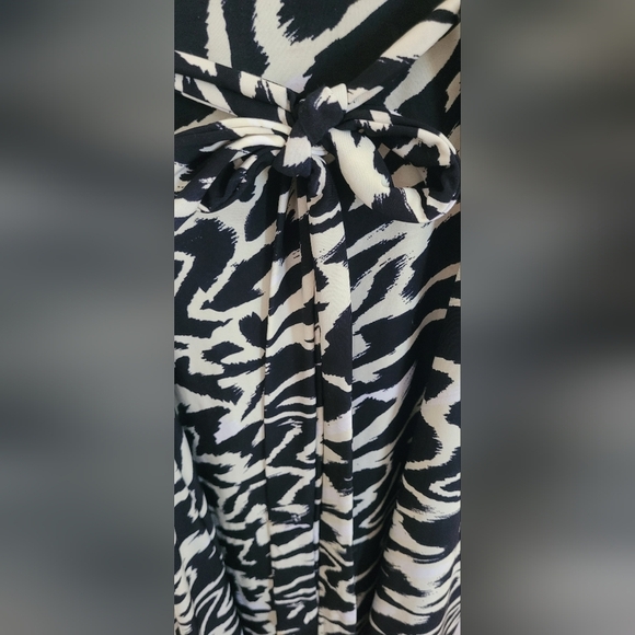 Chic Black and White Abstract Print Dress - Picture 12 of 16